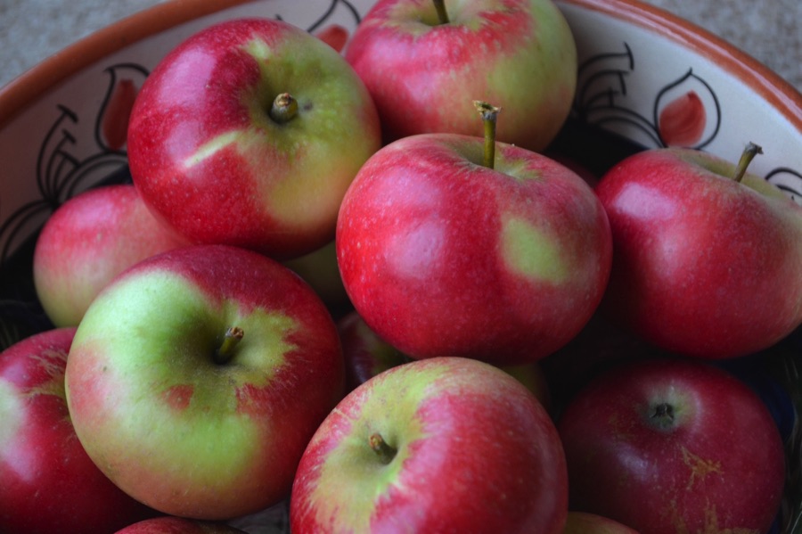 Red apples in a bowl